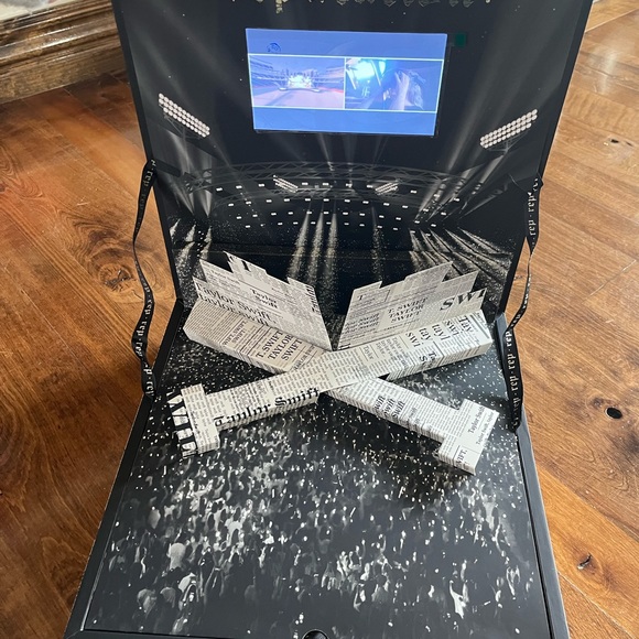 Taylor Swift VIP reputation box, book, patch ,cd, rechargeable! - Picture 5 of 10